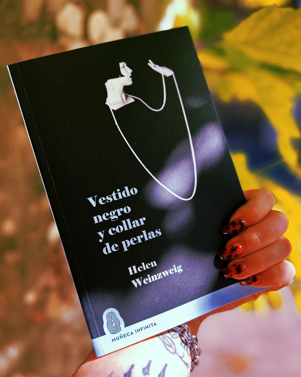 Vestido negro y collar de perlas – Helen Weinzweig